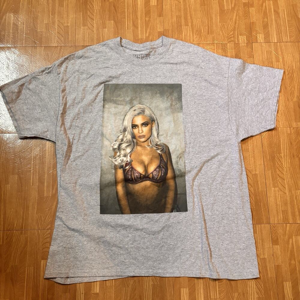 Kylie Jenner T Shirt XXL 2XL Gray Short Sleeve Collection Pinup Photograph - Picture 2 of 5